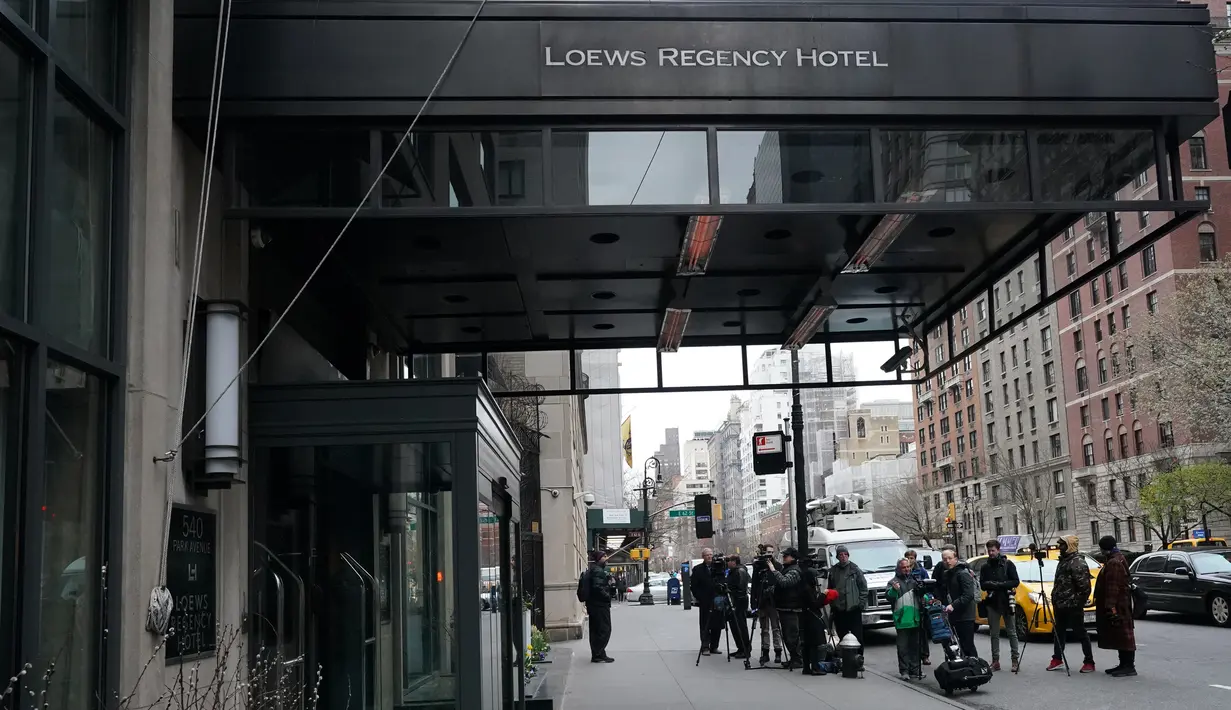 Seorang pria memasuki Hotel Loews Regency setelah FBI menggeledah kantor pengacara pribadi Donald Trump, Michael Cohen di Manhattan, New York City, Senin (9/4). Sekitar selusin agen FBI menggeledah kantor dan tempat tinggal Cohen. (Don EMMERT/AFP)
