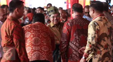 Wapres Jusuf Kalla (JK) berjabat tangan dengan para tamu saat menghadiri puncak Hari Lingkungan Hidup Sedunia Tingkat Nasional tahun 2016 di Kabupaten Siak, Riau, Jumat (22/7). "Go Wild for Life" menjadi tema acara ini. (Liputan6.com/Faizal Fanani)