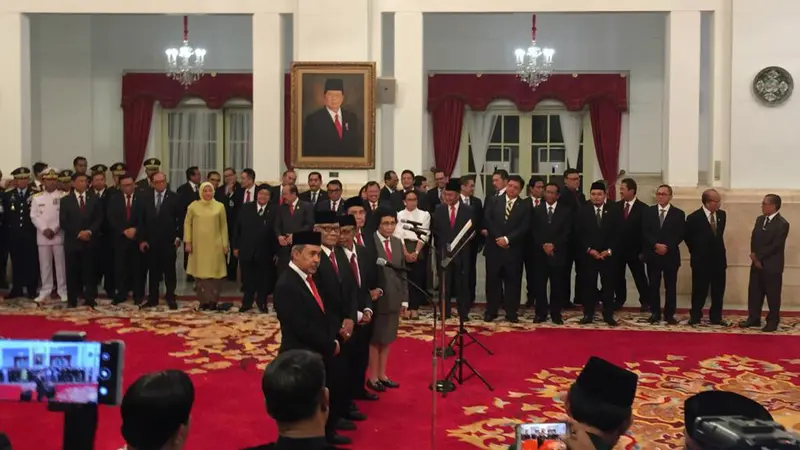 5 Anggota Dewan Pengawas KPK jelang pelantikan di Istana Negara, Jumat (20/12/2019).(Liputan6.com/ Lizsa Egeham)