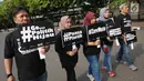 Sejumlah aktivis Walhi berjalan mengampanyekan pengurangan penggunaan plastik di kawasan Bundaran Hotel Indonesia, Jakarta, Minggu (6/3). Mereka mengajak masyarakat mengurangi penggunaan plastik. (Liputan6.com/Helmi Fithriansyah)