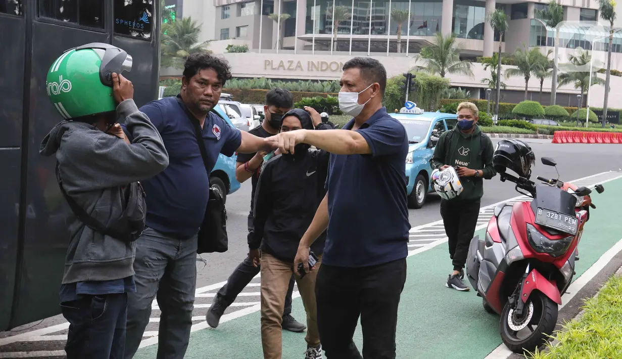 Petugas kepolisian mengamankan sejumlah oknum di kawasan Bundaran HI, Jakarta, Senin (11/4/2022).
Oknum tersebut diamankan karena diduga sebagai penyusup saat demo 11 April yang digelar oleh Badan Eksekutif Mahasiswa Seluruh Indonesia (BEM SI). (Liputan6.com/Herman Zakharia)