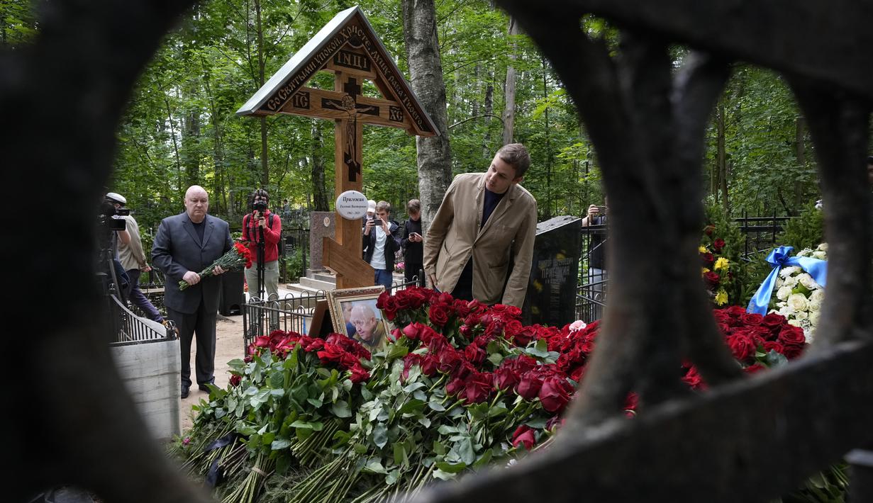 Yevgeny Prigozhin telah dimakamkan di St Petersburg dengan sebuah salib kayu ditancap di kuburannya. (AP Photo/Dmitri Lovetsky)