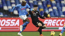 Penyerang Napoli, Victor Osimhen berusaha merebut bola dari gelandang Spezia, Gennaro Acampora pada pertandingan perempat final Coppa Italia di stadion Maradona di Naples, Italia, Jumat (29/1/2021). Napoli akan berhadapan dengan Atalanta di Semifinal.(Alessandro Garofalo/LaPresse via AP)