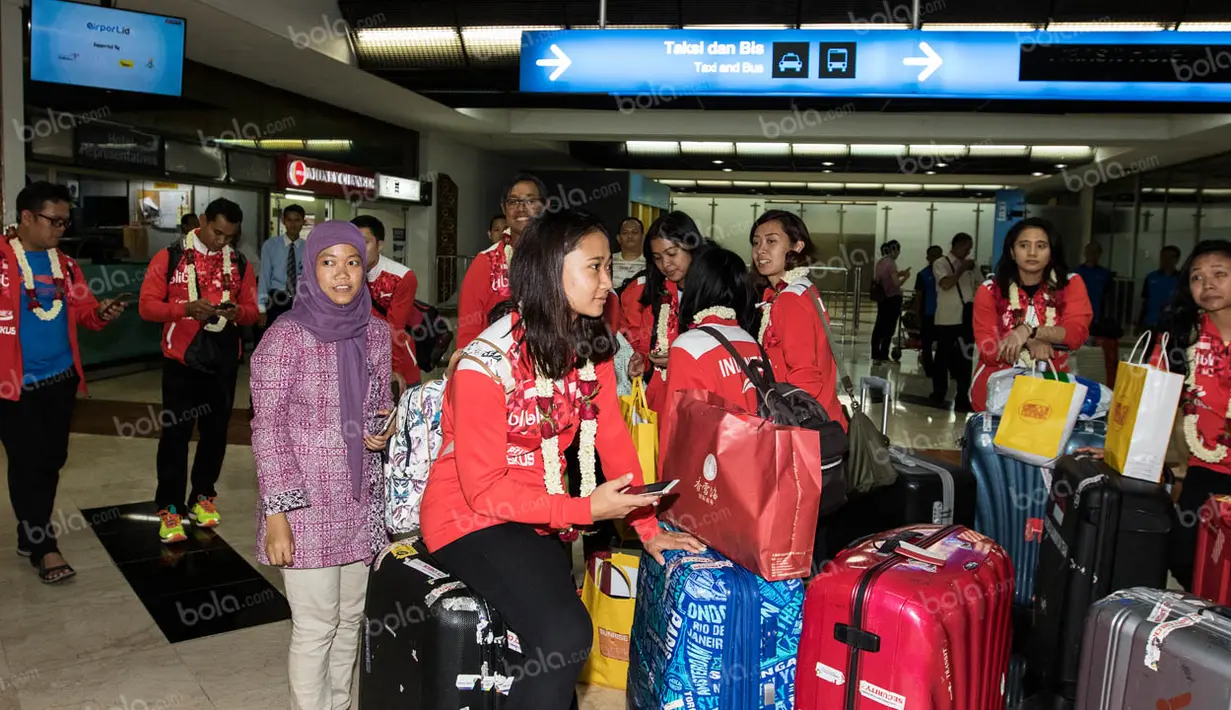 Pebulutangkis tim Piala Uber Indonesia, Ni Ketut Mahadewi, saat tiba di Bandara Soekarno-Hatta. Sementara itu tim Piala Uber Indonesia berhasil mencapai perempat final  setelah takluk dari Korea Selatan. (Bola.com/Vitalis Yogi Trisna)