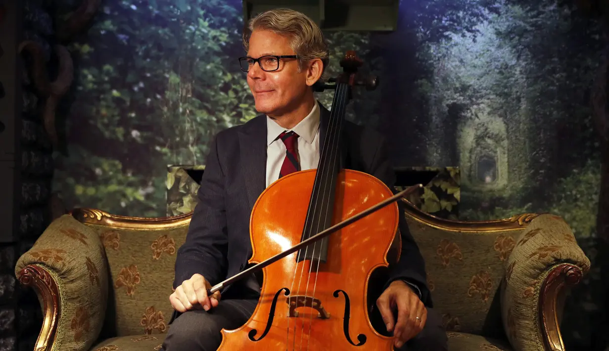 David Teie, komposer AS dan pemain cello, berpose saat mempromosikan album Music For Cats di London, 18 Oktober 2016. Album yang bakal dirilis oleh Universal Music itu akan beredar sebanyak 10 ribu kopi di peluncuran pertamanya. (ADRIAN DENNIS/AFP)