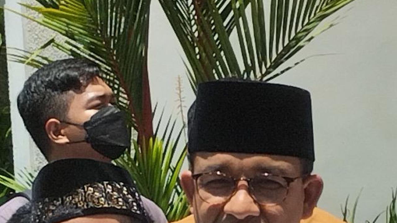 Salat Jumat Bareng di Masjid Dekat JIS, Anies-Muhaimin Kenang Bantuan Warga saat Kampanye Akbar