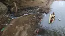 Anak-anak berenang menggunakan batang pohon pisang di bantaran Sungai Ciliwung, Jakarta, Selasa (15/5). Aktivitas tersebut berbahaya bagi kesehatan dan keselamatan mereka. (Liputan6.com/Immanuel Antonius)