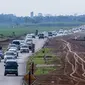 Kendaraan melintas di tol fungsional (tol darurat) Brebes Timur-Pemalang di Tegal, Jawa Tengah, Jumat (30/6). Pada arus balik H+5 kendaraan yang melintas di tol fungsional melonjak lebih dari 1.063. (Liputan6.com/Faizal Fanani)