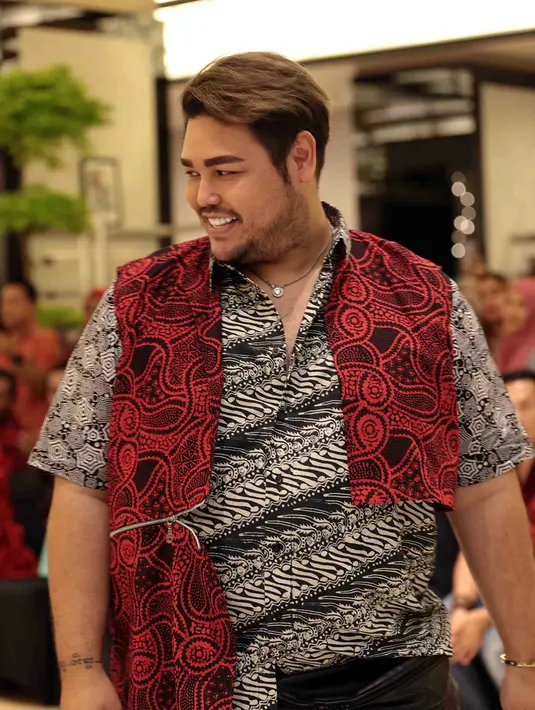 Mengaku tidak membawa buah tangan, Igun dan Edric pun menceritakan kegiatan yang dilakukannya ketika berada di kamar perawatan Jupe. Mereka bersenda gurau bersama Jupe saat itu. (Deki Prayoga/Bintang.com)