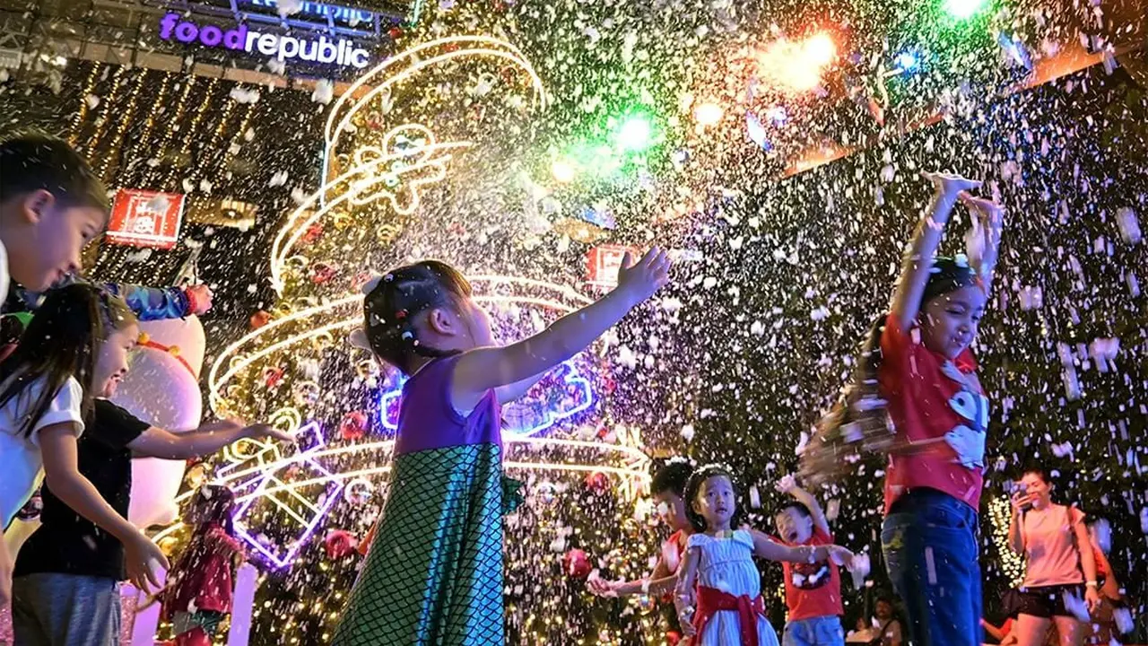 Salju buatan di City Square Mall, Singapura meriahkan Natal 2019. (dok Instagram @citysquaremall/https://www.instagram.com/p/B6CJxEiAdSY//Adhita Diansyavira)