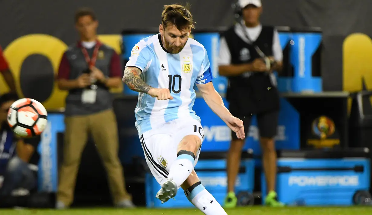 Penyerang Argentina, Lionel Messi saat melakukan tendangan bebas saat melawan Panama pada pertandingan Copa America Centenario grup D di Chicago, Amerika Srikat, (11/6). Argentina menang besar atas Panama 5-0. (Mike DiNovo-USA TODAY Sports)