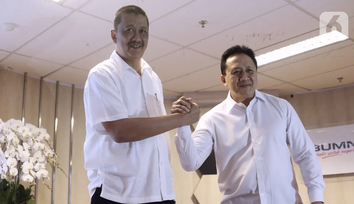Komisaris Utama PT Garuda Indonesia Tbk Triawan Munaf (kanan) berjabat tangan dengan Direktur Utama (Dirut) PT Garuda Indonesia (Persero) Tbk (GIAA) Irfan Setiaputra saat berkenalan kepada media di Jakarta, Jumat (24/1/2020). (Liputan6.com/Angga Yuniar)