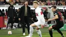 Pelatih Bayer Leverkusen, Xabi Alonso, memberikan arahan kepada anak asuhnya saat melawan Stuttgart pada laga perempat final DFB Pokal di Stadion di BayArena, Rabu (7/2/2024). (AP Photo/Martin Meissner)