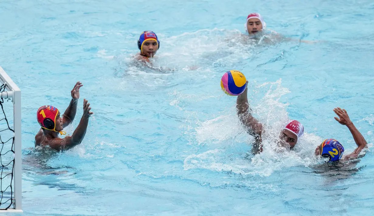 Pemain Tim Polo Air Indonesia, Ahmad Fauzi (kedua kanan) berusaha membobol gawang Tim Polo Air Kamboja pada nomor polo air putra SEA Games 2023 di Phnom Penh, Kamboja, Jumat (13/05/2023). Indonesia menang telak dengan skor 37-2. (AP Photo/Tatan Syuflana)