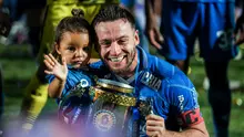 Selebrasi gelandang Persib Bandung, Marc Klok dengan trofi juara bersama sang putri, Sage Luan Klok dalam perayaan gelar juara Championship Series BRI Liga 1 2023/2024 setelah mengalahkan Madura United 3-1 pada laga final leg kedua di Stadion Gelora Bangkalan, Madura, Jumat (31/5/2024). (Bola.com/Bagaskara Lazuardi)