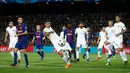 Pemain AS Roma Aleksandar Kolarov melakukan tendangan saat melawan Barcelona pada pertandingan Liga Champions di stadion Camp Nou di Barcelona (4/3). Kemenangan ini menjadi modal Barcelona untuk menghadapi laga kedua. (AP Photo / Manu Fernandez)