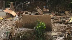 Warga membongkar sisa bangunan di bantaran Kali Ciliwung, Bukit Duri, Jakarta, Rabu (24/8). Pemprov DKI Jakarta merelokasi warga Bukit Duri ke Rusun Rawa Bebek sebagai lanjutan proyek normalisasi Sungai Ciliwung. (Liputan6.com/Helmi Fithriansyah)