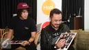 Giring Nidji membubuhkan tanda tangan pada album edisi khusus "Breakthru" versi piringan hitam (vinyl), Jakarta, Senin (28/11). (Liputan6.com/Herman Zakharia)