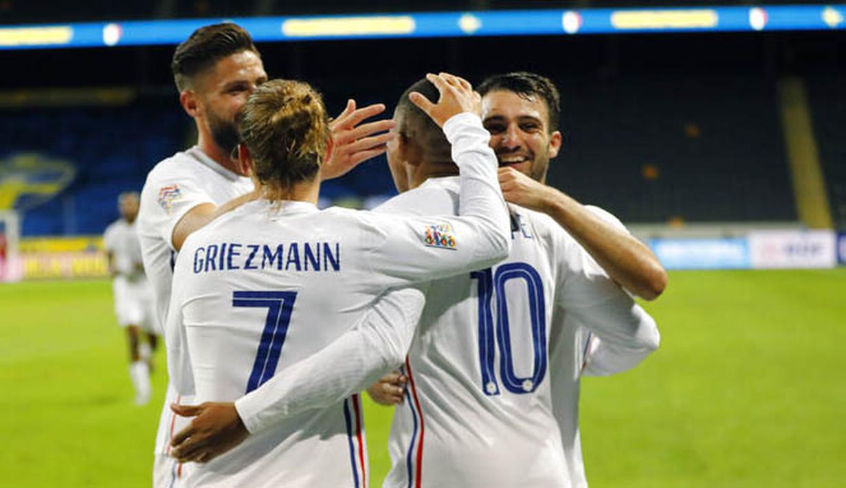 Para pemain Prancis merayakan gol yang dicetak oleh Kylian Mbappe ke gawang Swedia pada laga UEFA Nations League di Friends Arena, Minggu (6/9/2020). Prancis menang 1-0 atas Swedia. (Christine Olsson/TT via AP)