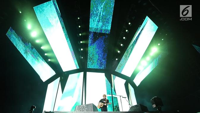 Aksi panggung Ed Sheeran dalam konser Divide World Tour 2019 di Stadion Utama Gelora Bung Karno, Jakarta Pusat (3/5/2019). Dalam konsernya itu, Ed Sheeran sempat membawakan lagu populer dari Justin Bieber berjudul 