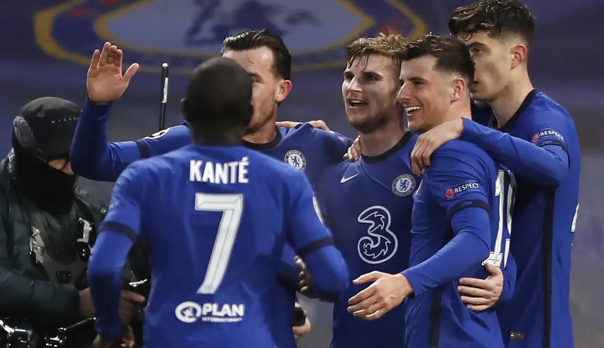 Para pemain Chelsea merayakan gol pertama ke gawang Real Madrid yang dicetak striker Timo Werner (tengah) dalam laga leg kedua semifinal Liga Champions 2020/2021 di Stamford Bridge, London, Rabu (5/5/2021). Chelsea menang 2-0 atas Real Madrid. (AP/Alastair Grant)