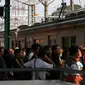 Sejumlah penumpang bersiap menaiki kereta Comuter Line di Stasiun Manggarai, Jakarta, Selasa (28/3). Stasiun Manggarai dipadati penumpang yang hendak berlibur pada Hari Raya Nyepi Tahun Baru Saka 1939. (Liputan6.com/Faizal Fanani)