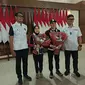Ketua Umum KOI Raja Sapta Oktohari (kanan) menyambut Veddriq Leonardo dan Rajiah Sallsabillah. (Liputan6.com/Pramita Tristiawati)