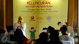 Parenting Komunitas Pencerah Rumah, Nurbaiti Rachmam memberikan materi kepada para orangtua yang hadir dalam acara peluncuran materi pengayaan orangtua dan guru PAUD, Jakarta, Kamis (12/11/2015). (Liputan6.com/Yoppy Renato)