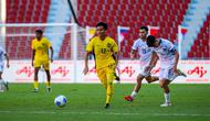 Gelandang Timnas Malaysia U-22, Ziad El Basheer Norhisham menjauh dari kejaran gelandang Timnas Filipina U-22, Sandro Reyes dalam laga perebutan medali perunggu SEA Games 2025 di Stadion Rajamangala, Bangkok, Kamis (18/12/205) sore WIB. (Dok. FA Malaysi)