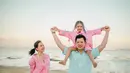 Pemilihan pita pink dan biru pastel disesuaikan dengan outfit yang senada dengan kedua orangtuanya [@claireherbowo]