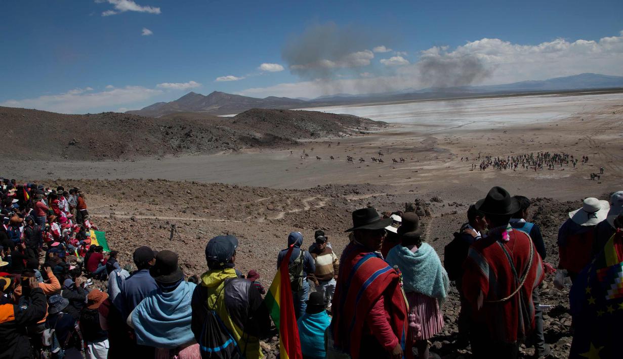 Penduduk menyaksikan tentara Bolivia melakukan pertempuran "Canchas Blancas," yang terjadi pada tahun 1879 selama Perang Pasifik ketika Bolivia kalah dari Chili di Canchas Blancas, Bolivia (28/3). (AP Photo/Juan Karita)