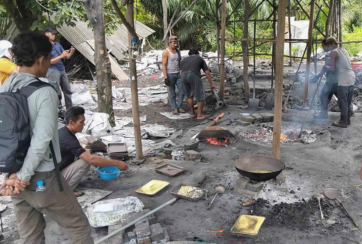FOTO: Penggerebekan  Peleburan Timah Ilegal di Bangka