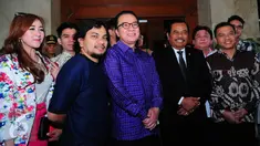 Sejumlah musisi Tanah Air menemui Jaksa Agung, HM Prasetyo (berdasi) di Kejaksaan Agung, Jakarta, Rabu (17/6/2015). Kedatangan anggota PAPRI tersebut untuk menyuarakan gerakan anti pembajakan. (Liputan6.com/Faisal R Syam)