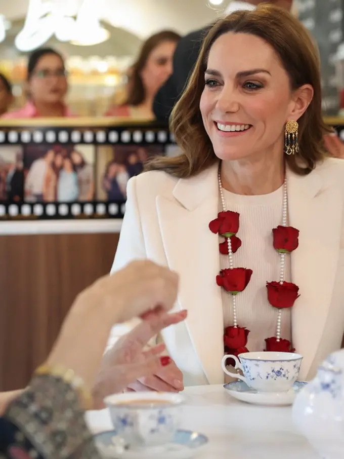 Kate Middleton pakai Sustainable Fashion Saat Rayakan Holi Bersama Komunitas India. [@princeandprincessofwales