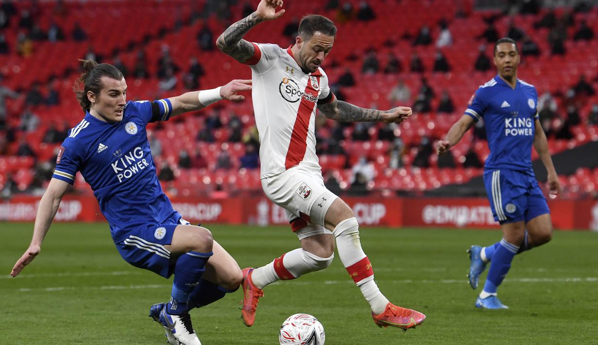 Bek Leicester City, Caglar Soyuncu, berusaha menghadang pemain Southampton, Danny Ings, pada laga Piala FA di Stadion Wembley, Senin (19/4/2021). Leicester City menang dengan skor 1-0. (Neil Hall/Pool via AP)