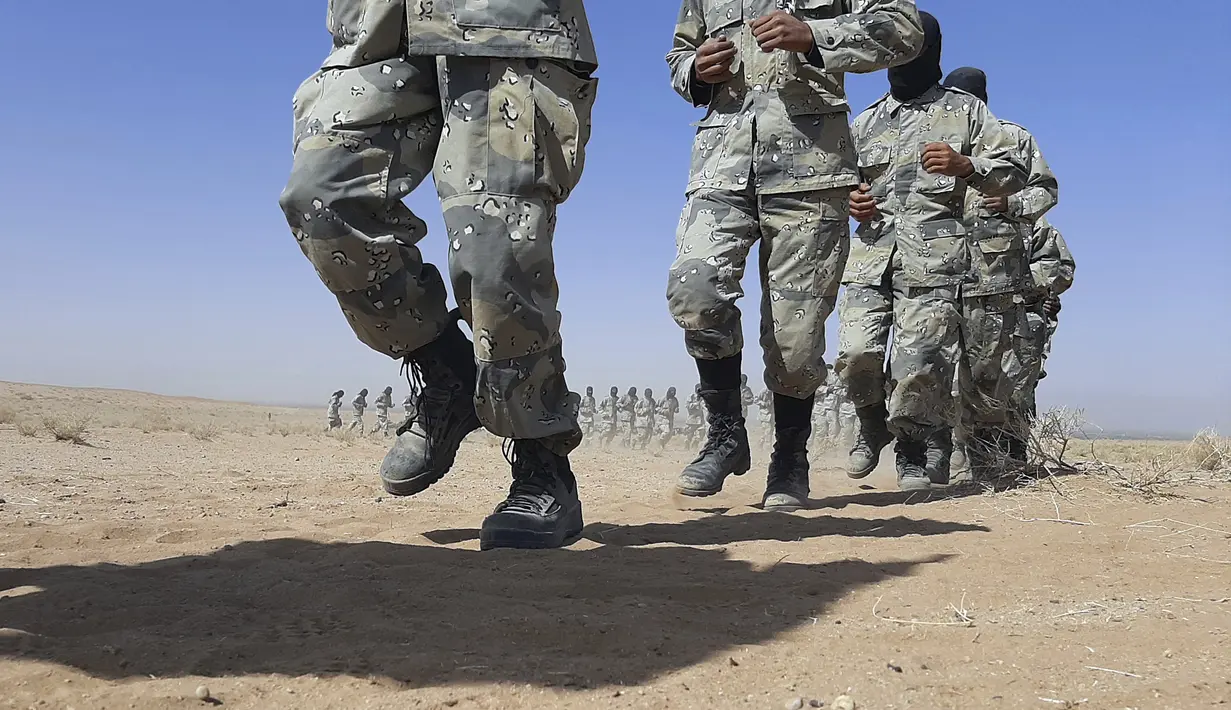 Para prajurit Taliban tengah dilatih dalam program pelatihan yang digelar selama tiga minggu di Lashkar Gah yang berada di Provinsi Helmand, barat daya, Afghanistan, Senin (25/10/2021). (AP Photo/Abdul Khaliq)