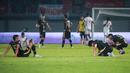 Ekspresi kecewa para pemain Dewa United FC usai ditahan imbang 1-1 oleh PSM Makassar saat laga pekan ke-10 BRI Liga 1 2022/2023 antara Dewa United FC melawan PSM Makassar di Stadion Indomilk Arena, Tangerang, Kamis (15/9/2022). (Bola.com/Bagaskara Lazuardi)