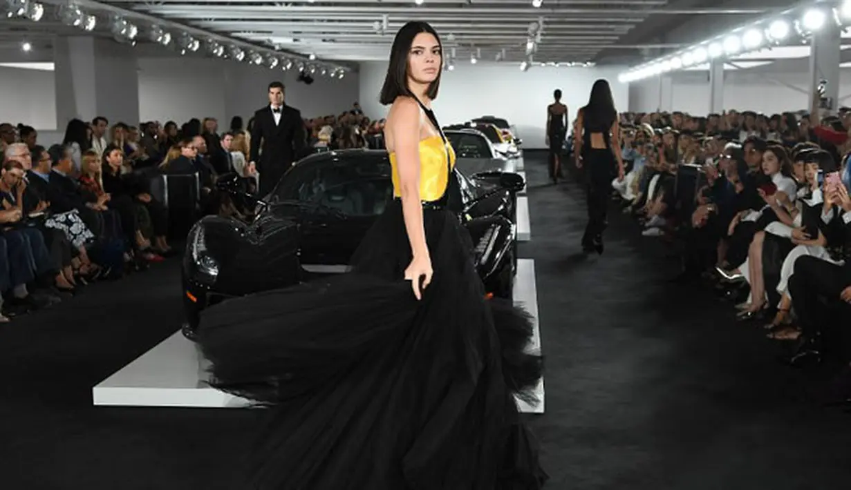 Kendall Jenner tengah berbahagia lantaran usianya kini sudah genap 22 tahun. Tepat di tanggal 3 November 2017 kemarin, Kendall merayakan hari jadinya bersama keluarga dan para sahabatnya. (AFP/Angela Weiss)