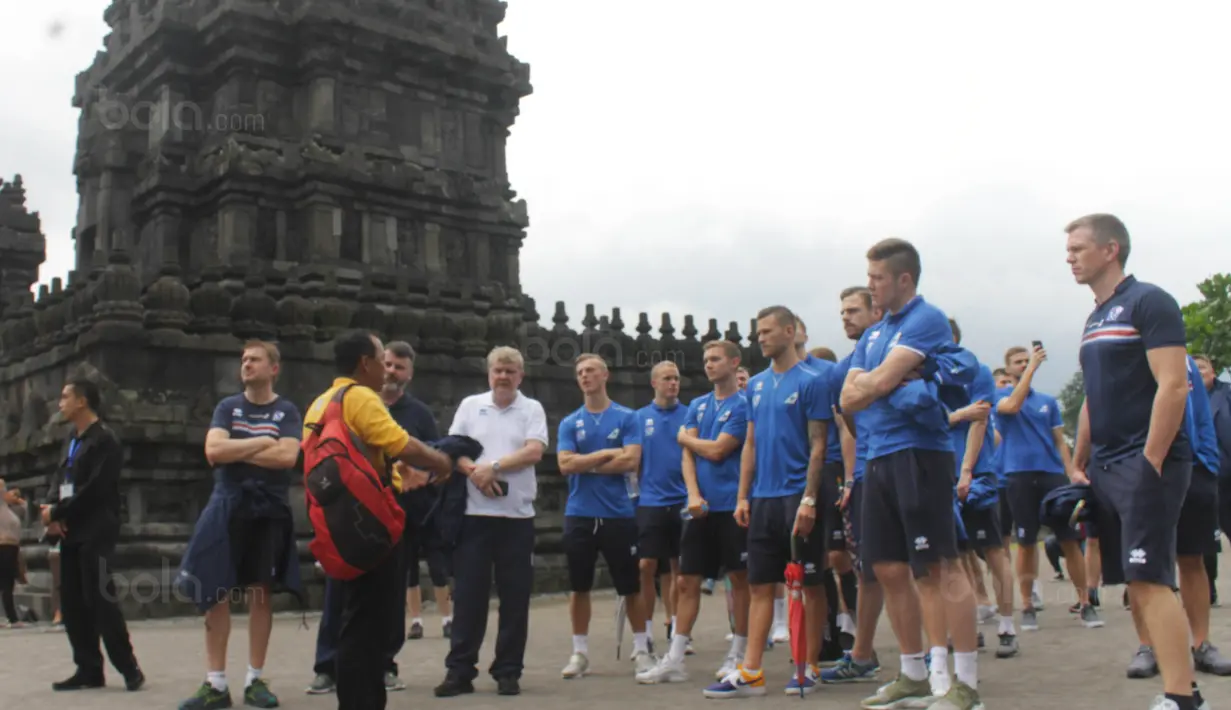 Para pemain Timnas Islandia mendengarkan penjelasan pramuwisata saat mengunjungi Candi Prambanan di pebatasan Jawa Tengah-Yogyakarta, Senin (8/1/2018). Timnas Islandia datang ke Indonesia untuk menjalani dua laga persahabatan. (Bola.com/Ronald Seger)