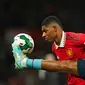 Pemain Burnley Ian Maatsen berebut bola dengan pemain Manchester United Marcus Rashford pada pertandingan sepak bola putaran keempat Piala Liga Inggris di Old Trafford, Manchester, Inggris, 21 Desember 2022. (AP Photo/Dave Thompson)