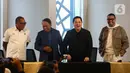 Ketua Umum Perserikatan Sepakbola Seluruh Indonesia (PSSI), Erick Thohir (ketiga kiri) usai memberi keterangan terkait perkembangan Timnas Indonesia di Jakarta, Selasa (25/2/2025). (Liputan6.com/Angga Yuniar)