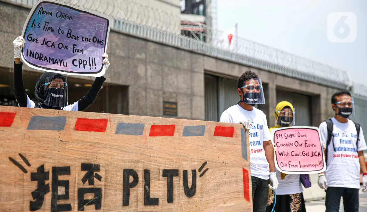Sejumlah warga dari Indramayu membawa poster saat menggelar aksi di depan Kedubes Jepang, Jakarta, Rabu (21/10/2020). Dalam aksinya, mereka menolak pembangunan PLTU 2 di Indramayu karena akan menyebabkan pencemaran udara dan rusaknya lahan pertanian. (Liputan6.com/Faizal Fanani)