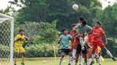 Seorang pemain Timnas Indonesia U-16 berusaha menyundul bola dalam sebuah kemelut di depan gawang SSB Terang Bangsa pada laga uji coba di Lapangan Yogyakarta International School (YIS), Jumat (31/5/2024). (Bola.com/Radifa Arsa)