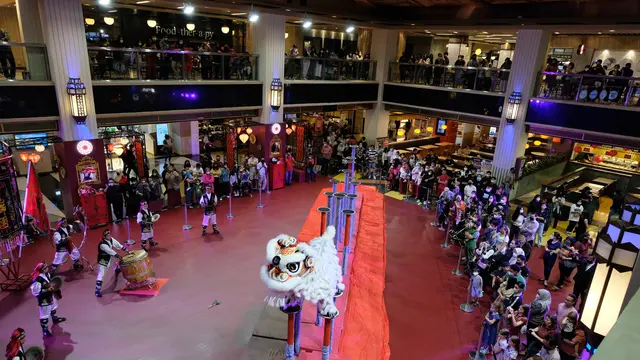 Para seniman barongsai dari Himpunan Bersatu Teguh dari Padang, Sumatra Barat, beraksi di Grand Indonesia Jakarta, 20 Januari 2023. (Foto: Dok. Tim Grand Indonesia)