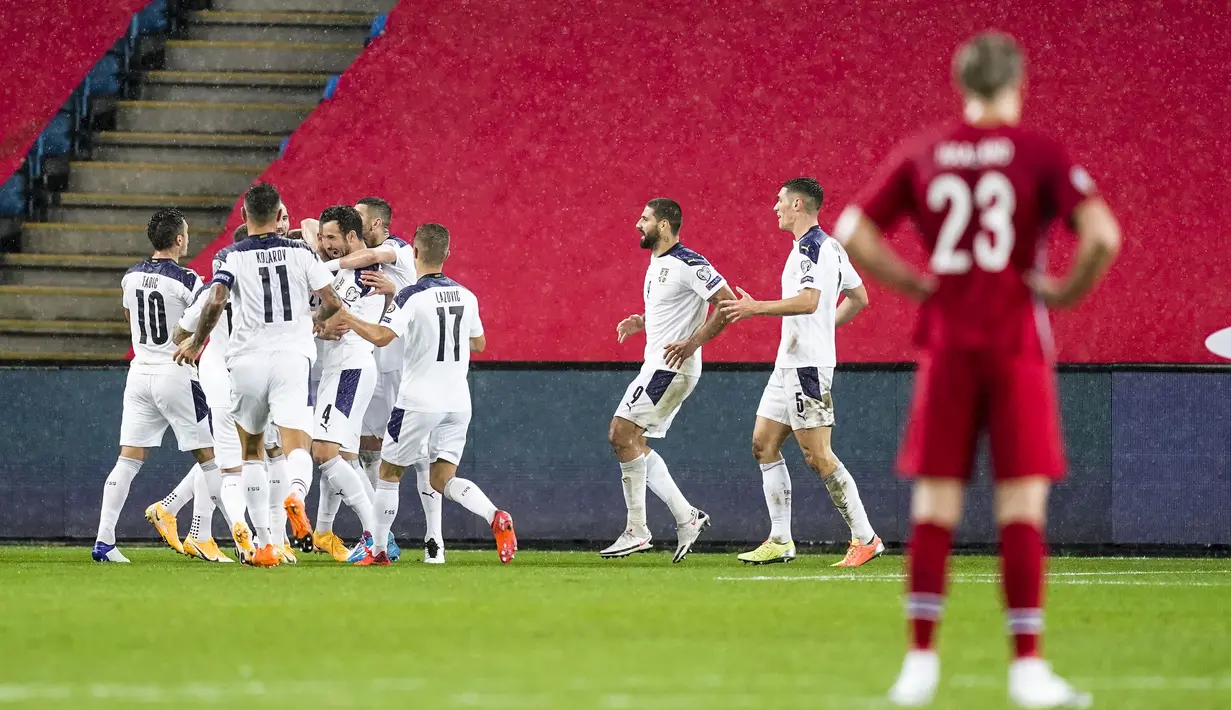 Pemain Serbia merayakan gol yang dicetak Sergej Milinkovic-Savic ke gawang Norwegia pada laga semi final playoff Euro 2020 di Ullevaal Stadion, Jumat (9/10/2020) dini hari WIB. Serbia menang 2-1 atas Norwegia. (AFPStian Lysberg Solum/NTB)