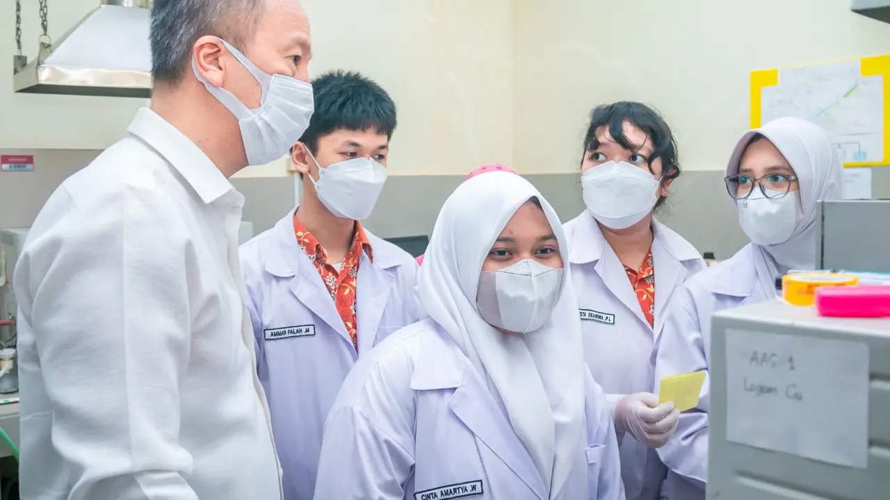 SMK-SMAK Bogor di bawah naungan Badan Pengembangan SDM Industri (BPSDMI) Kementerian Perindustrian (Kemenperin).