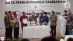 Ketua KPU Arief Budiman (tengah) bersama Wakil Ketua KPU Pramono Ubaid Tanthowi dan Anggota Bawaslu RI Mochammad Afifuddin saat memperlihatkan alat prosedur kesehatan dalam Launching Pemilihan Serentak Tahun 2020 di Gedung KPU RI, Menteng, Jakarta Pusat, Kamis (18/6/2020). (Liputan6.com/Johan Tallo)