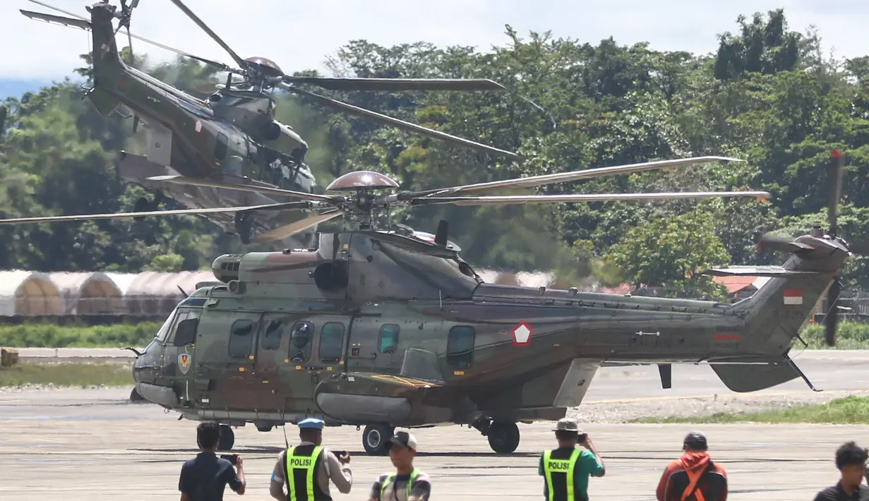 Tiga helikopter milik TNI AU serta tim dikerahkan untuk mengevakuasi Glen Malcolm Conning (50), pilot helikopter milik Intan Angkasa Air Service yang dibunuh oleh Kelompok Kriminal Bersenjata (KKB) setelah mengalami penyanderaan pada Senin (5/8/2024). (Sevianto PAKIDING / AFP)