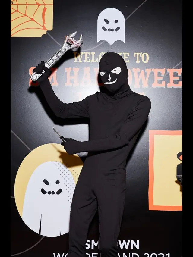Hendery WayV Cosplay Karakter Detective Conan Killer Pada SM Entertainment Halloween Party