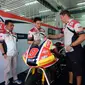 Toni pemenang Federal Oil Mechanic Contest 2018 diberikan pelatihan oleh mekanik Tim Federal Oil Gresini Moto2, Sabtu (3/11/2018) di Sepang, Malaysia